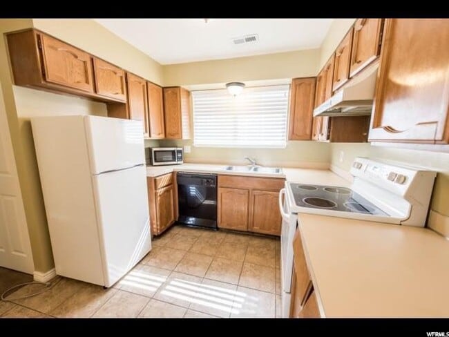 7348 W Copperview Dr in Magna, UT - Building Photo - Building Photo
