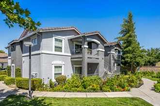 Corsair Park Senior Apartments in North Highlands, CA - Foto de edificio - Primary Photo