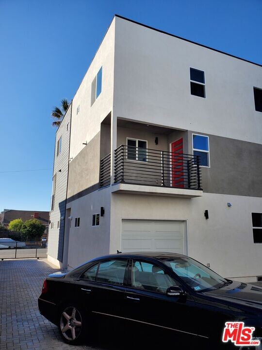 4457 Rosewood Ave in Los Angeles, CA - Building Photo