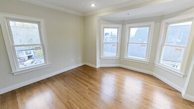 76 Cross St, Unit 2 in Somerville, MA - Building Photo - Building Photo