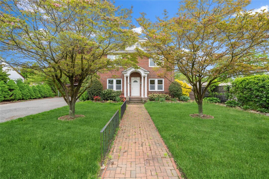 1030 Glen Cove Ave in Glen Head, NY - Building Photo