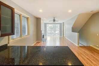 1007 N Francisco Ave, Unit 1 in Chicago, IL - Building Photo - Building Photo