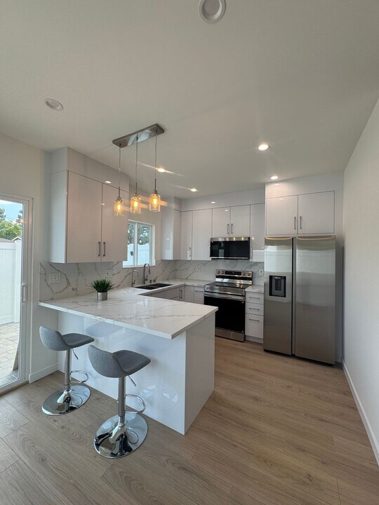 2102 N Pass Ave in Burbank, CA - Building Photo