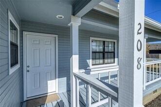 208 W Maple St in Gunter, TX - Building Photo - Building Photo