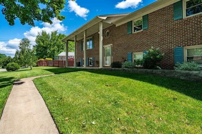 1003 Somerset Dr in Johnson City, TN - Building Photo - Building Photo