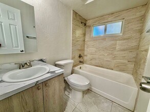 3758 Lora St in Ft. Myers, FL - Building Photo - Building Photo