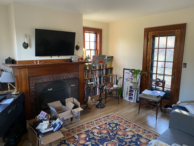 17 Pratt St in Chester, CT - Building Photo - Building Photo