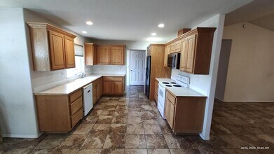 2301 SE Chinaberry Ave in Roseburg, OR - Building Photo - Building Photo