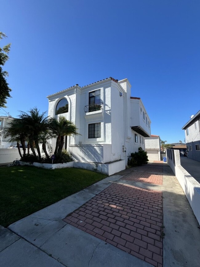 107 S Lucia Ave in Redondo Beach, CA - Building Photo - Building Photo