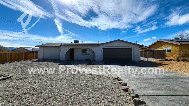 22091 Goshute Ave in Apple Valley, CA - Foto de edificio - Building Photo