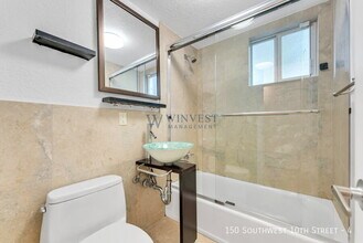 150 SW 10th St in Miami, FL - Foto de edificio - Building Photo