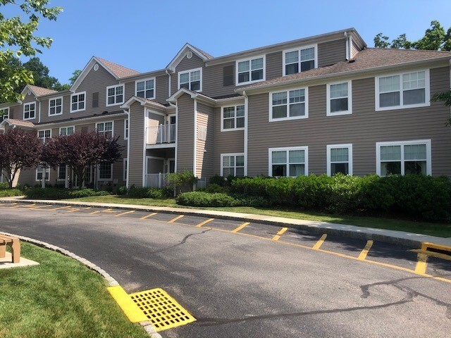 300 Woodcrest Ln in Mt Kisco, NY - Foto de edificio