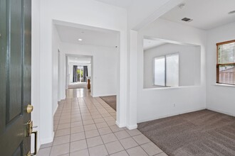 14 Vía Montalcino in American Canyon, CA - Building Photo - Building Photo