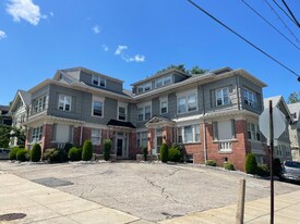372-374 Lloyd Ave, Unit 4 in Providence, RI - Building Photo