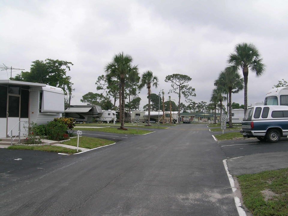 Palm Beach Traveler Park in Lake Worth, FL - Building Photo