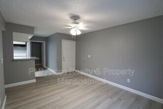 1810 E 143rd Ave in Tampa, FL - Foto de edificio - Building Photo