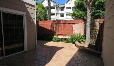 17726 Kinzie St in Los Angeles, CA - Foto de edificio - Building Photo