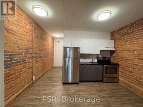 2870 Dundas St W in Toronto, ON - Building Photo - Building Photo