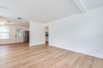 1900 Forest Hill Dr in Austin, TX - Building Photo - Building Photo