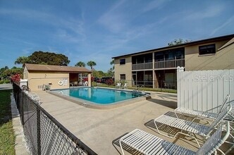 7209 Cloister Dr, Unit 102 in Sarasota, FL - Foto de edificio - Building Photo