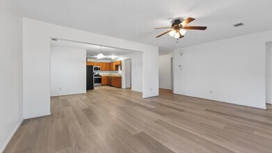 9747 Gulfstream in Conroe, TX - Foto de edificio - Building Photo