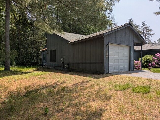 137 Thimbleberry Rd in Ballston Spa, NY - Building Photo - Building Photo