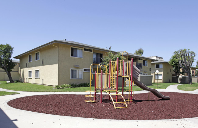 Westchester Park Apartments in Tustin, CA - Building Photo - Building Photo