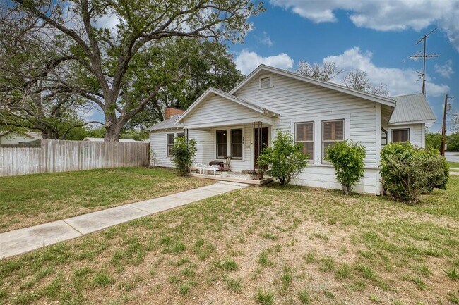 500 W Austin St in Luling, TX - Building Photo - Building Photo