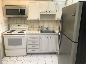 13155 Ixora Ct, Unit 804 in North Miami, FL - Foto de edificio - Building Photo