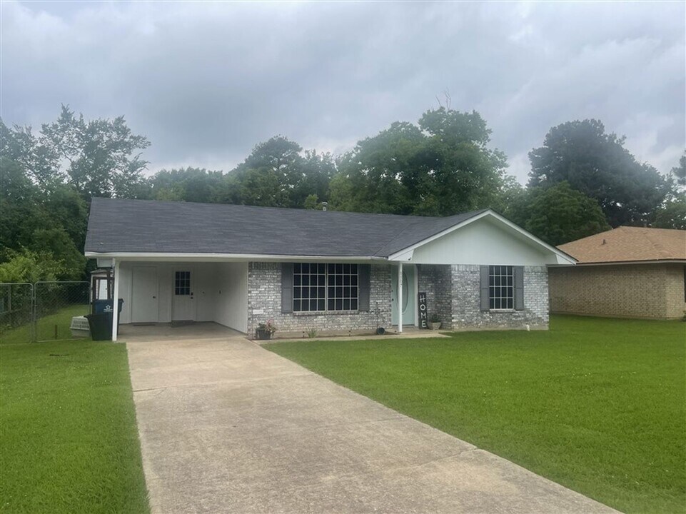 1107 Wagner St in Benton, LA - Building Photo