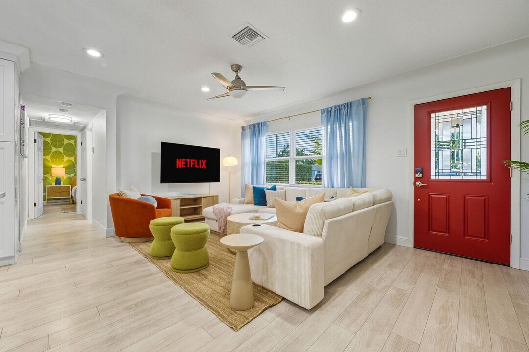 10861 62nd Ave N in Seminole, FL - Building Photo