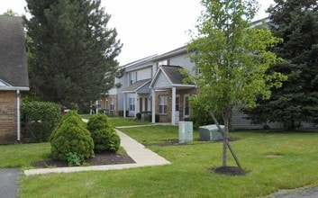 Whispering Pines Apartments in Bellefontaine, OH - Foto de edificio - Building Photo