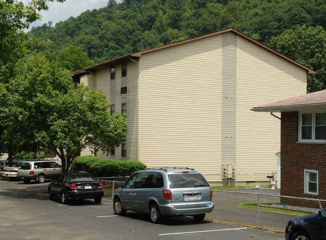 Salina Village Apartments in Charleston, WV - Foto de edificio - Building Photo