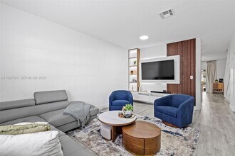 5725 NW 114th Path in Doral, FL - Foto de edificio - Building Photo