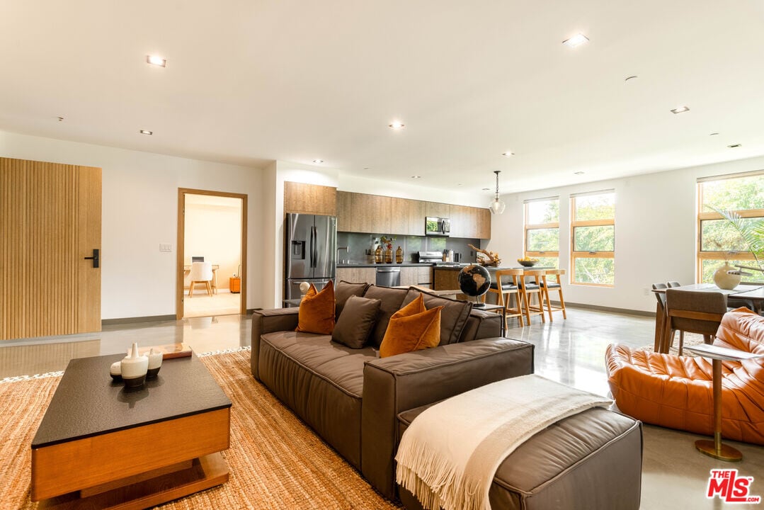 547 N Sweetzer Ave in West Hollywood, CA - Building Photo