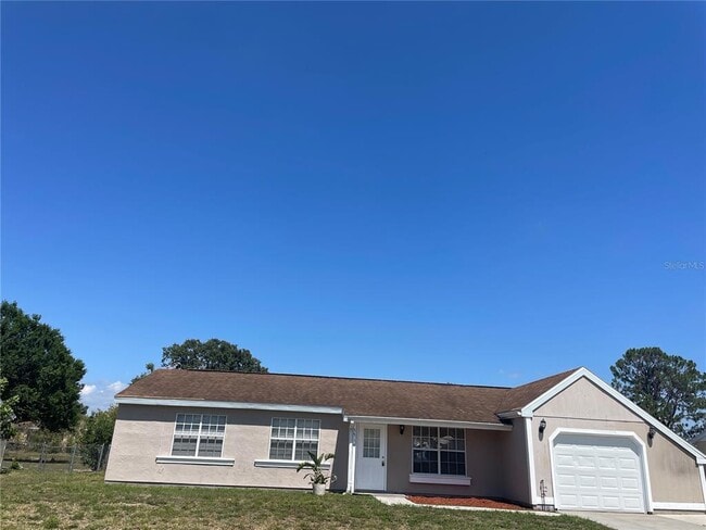 3314 Montclair Cir in North Port, FL - Foto de edificio - Building Photo