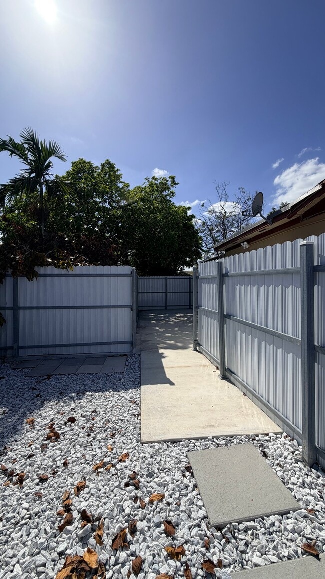 2712 SW 118th Ct, Unit 2 Bedroom in Miami, FL - Foto de edificio - Building Photo