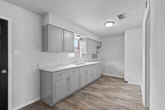 815 Rugeley St in Bay City, TX - Building Photo - Building Photo