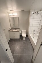 1300 4th St SE, Unit 209 in Washington, DC - Foto de edificio - Building Photo