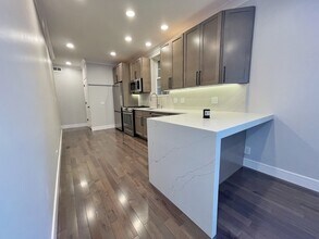 2427 W Grenshaw St in Chicago, IL - Building Photo - Building Photo