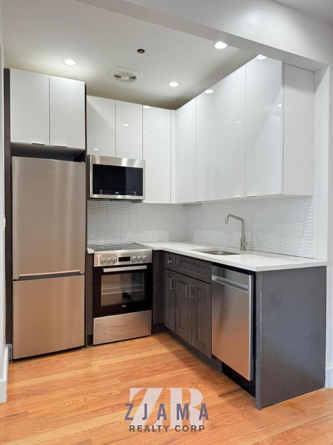 754 Grand St in Brooklyn, NY - Foto de edificio - Building Photo