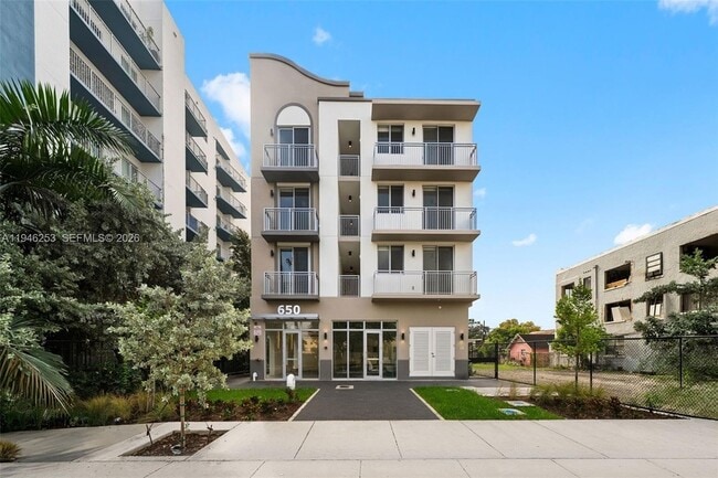 650 SW 1st St, Unit 305 in Miami, FL - Foto de edificio - Building Photo
