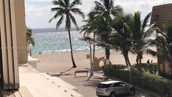 320 S Surf Rd in Hollywood, FL - Building Photo