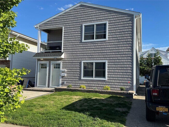 542 E Pine St in Long Beach, NY - Building Photo - Building Photo