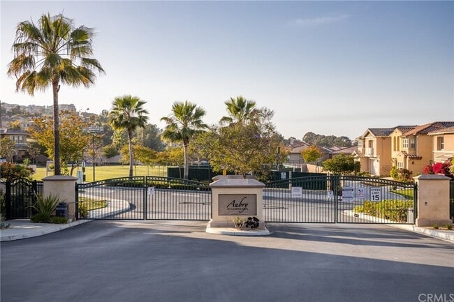 3321 View Ridge Drive in Long Beach, CA - Building Photo - Building Photo