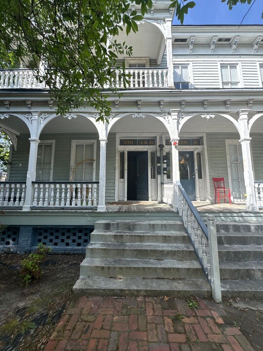 216 E Henry St in Savannah, GA - Foto de edificio