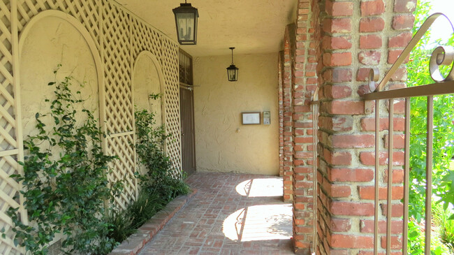 1560 S Centinela Ave in Los Angeles, CA - Foto de edificio - Building Photo