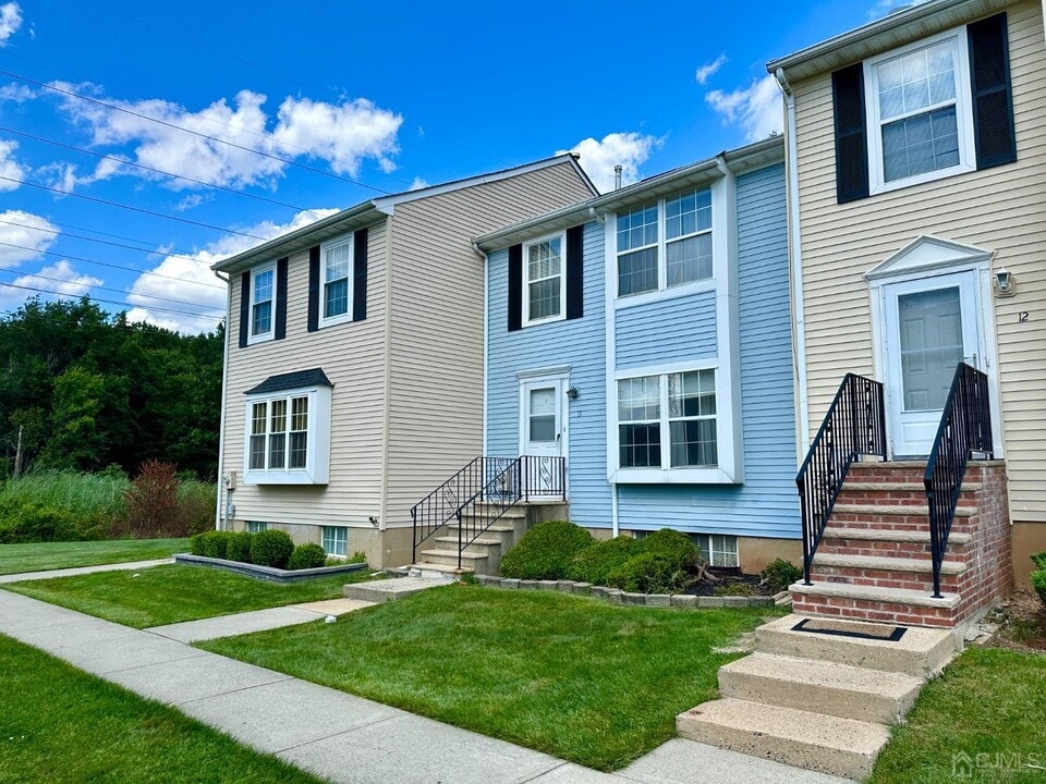 13 Gwizdak Ct in Sayreville, NJ - Building Photo