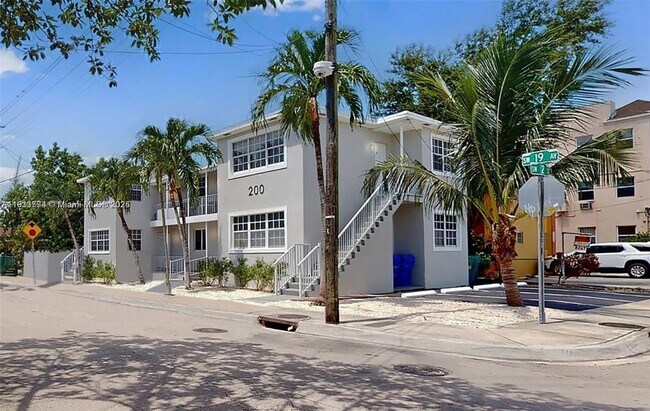 200 SW 19th Ave in Miami, FL - Building Photo - Building Photo