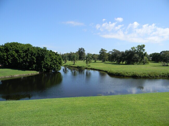 2040 Greenview Shores Blvd in West Palm Beach, FL - Foto de edificio - Building Photo